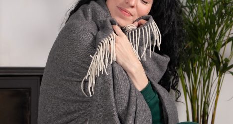 Жінка загорнулася в кашеміровий плед Love You