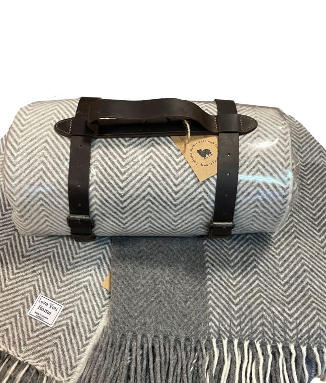 Плед тревел мериносовый 140х200 клетка бел-сер-т.серый с ремнём Love You